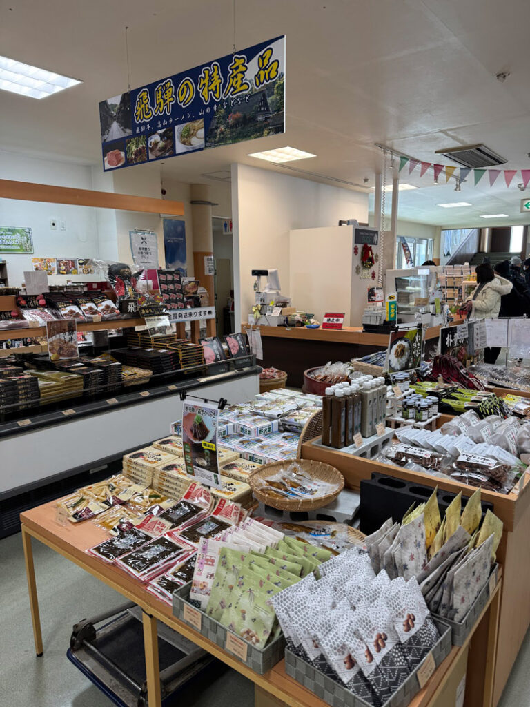 Souvenir-shops-at-Shinhotaka-Ropeway